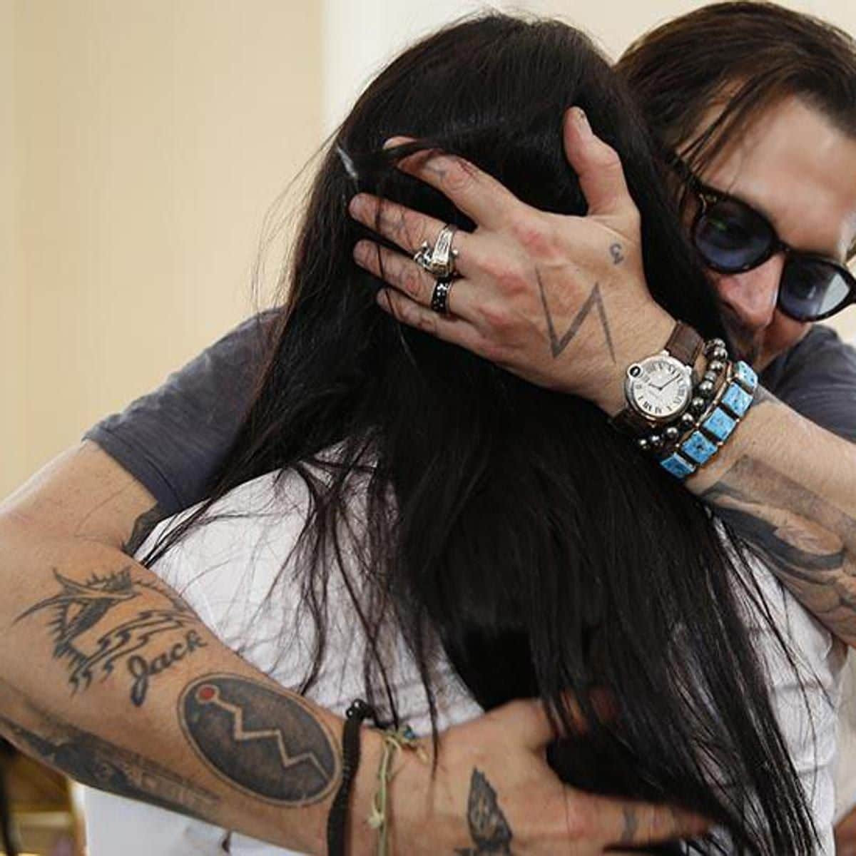 Johnny Depp abraza a una mujer