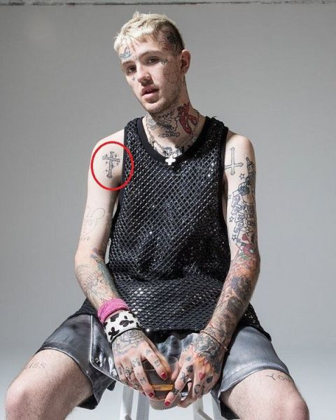 Lil Peep's Celtic cross tattoo on his right shoulder.