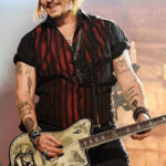 Johnny Depp tocando la guitarra