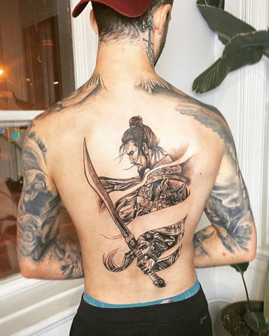 Detailed back samurai tattoo for men covering the back, showcasing a samurai warrior with armor and sword, symbolizing honor and bravery.