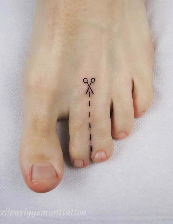 Cutting line foot tattoo, a playful and illusionary design creating a visual trick between the toes