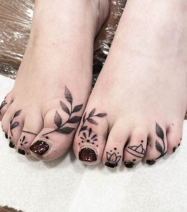 Decorative elements toe tattoos in blackwork style, an elegant and attention-grabbing design for the toes