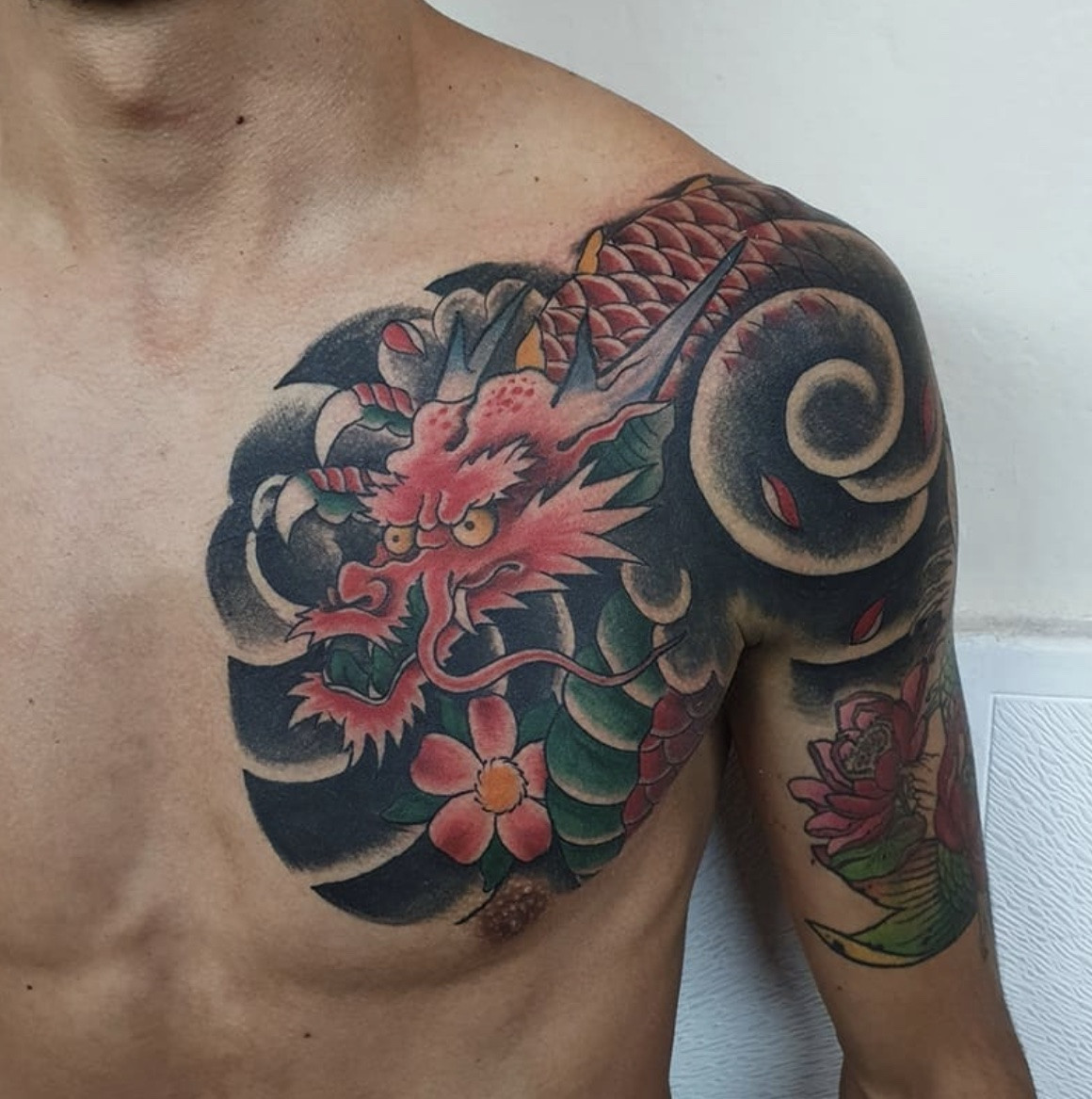 Dragon tattoo placed on the shoulder muscle