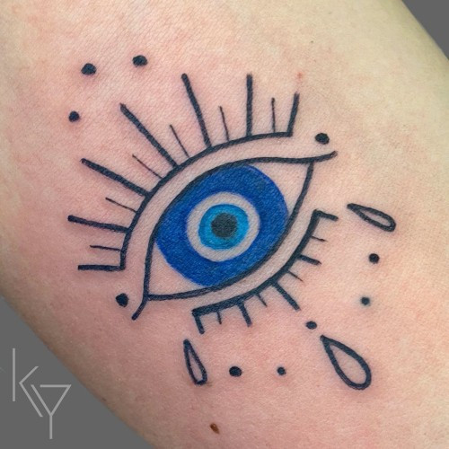 Geometric eye tattoo on the hand, a modern and symbolic men tattoo idea.