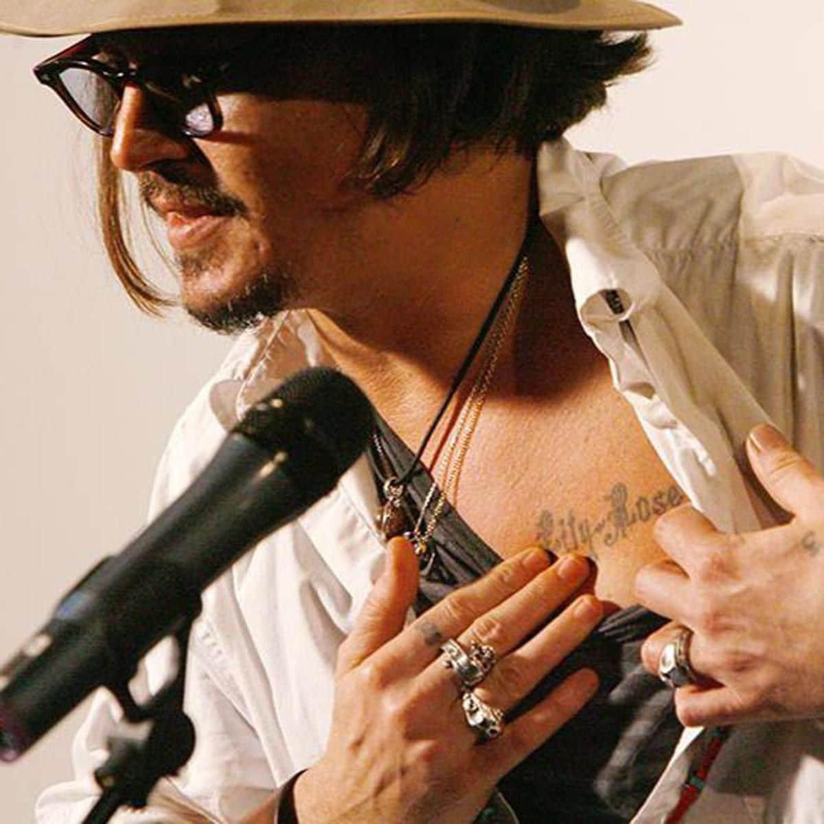 Johnny Depp tatuaje de Lily Rose en el pecho