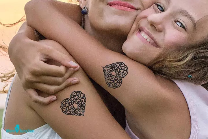 Knotted heart mother-daughter tattoo, signifying intimacy and strength