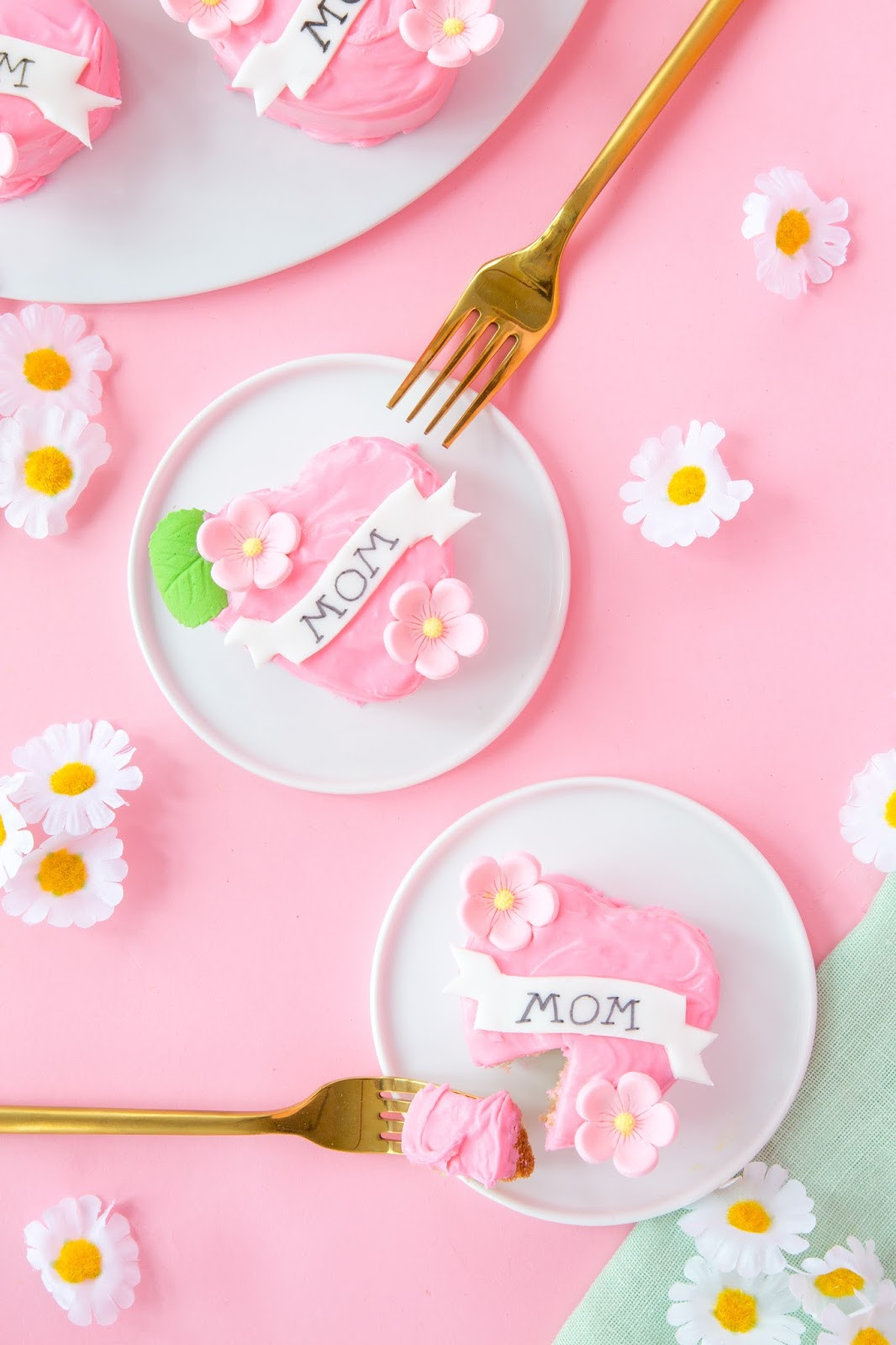 Sweet Ink: Crafting Heart Mother Tattoo Mini Cakes for Mother’s Day