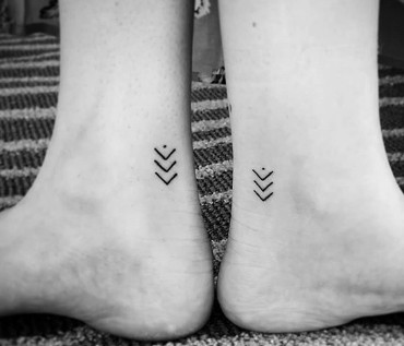 Abstract geometric shape tattoos, representing a modern and harmonious friendship