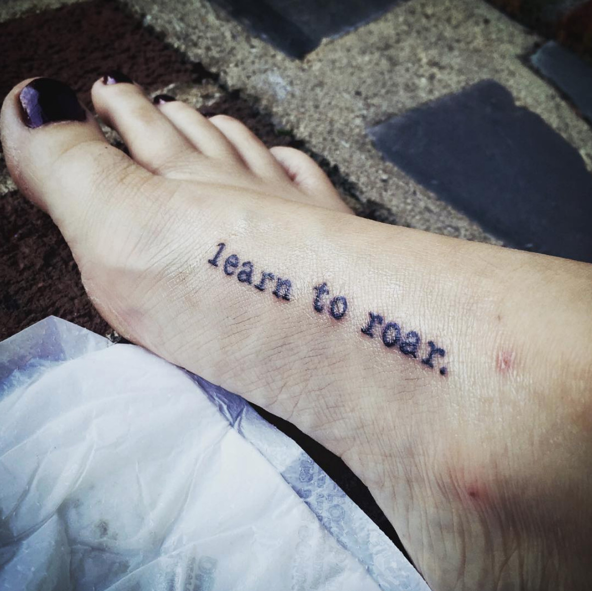 Quote tattoo &quot;Learn to Roar&quot; for female empowerment