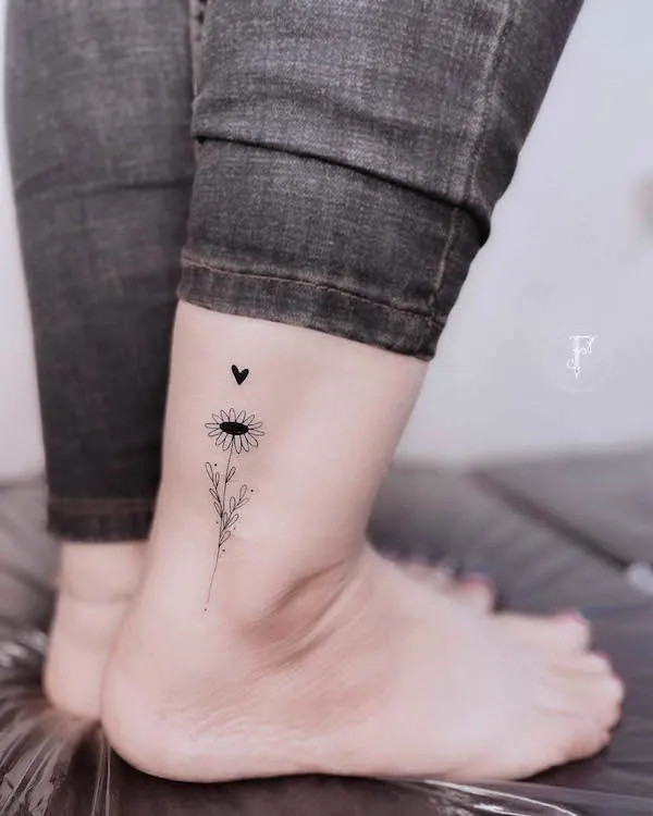 Simple flower ankle tattoo, an elegant and feminine design ideal for those sensitive to pain on the talus