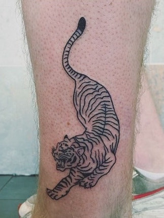 Stylish tiger outline tattoo with minimalist design