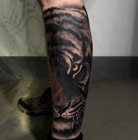 Versatile leg tiger tattoo easily concealed for professionals