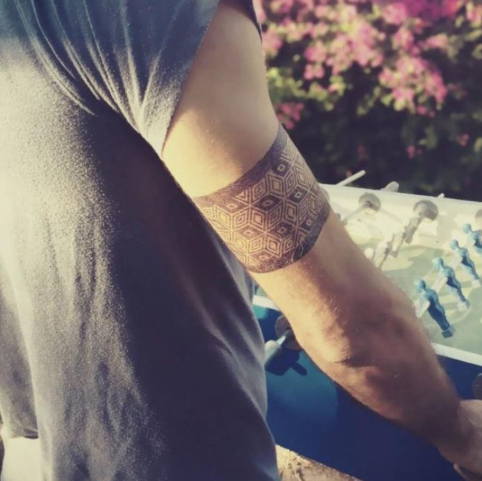 Celtic armband tattoo with knotwork