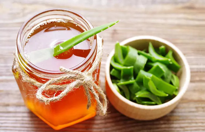 Aloe vera and honey mixture for tattoo removal
