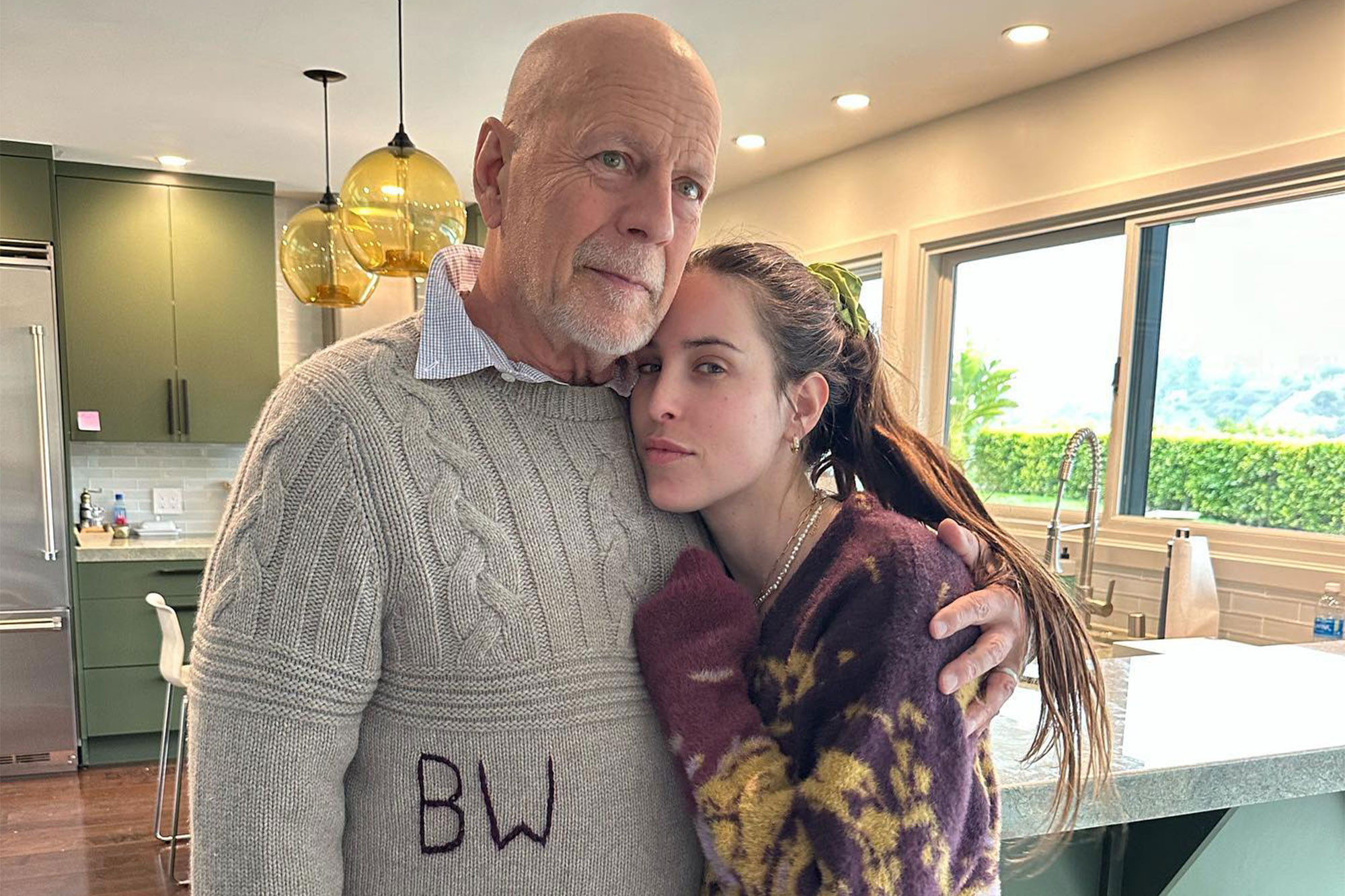 Bruce Willis holds onto daughter