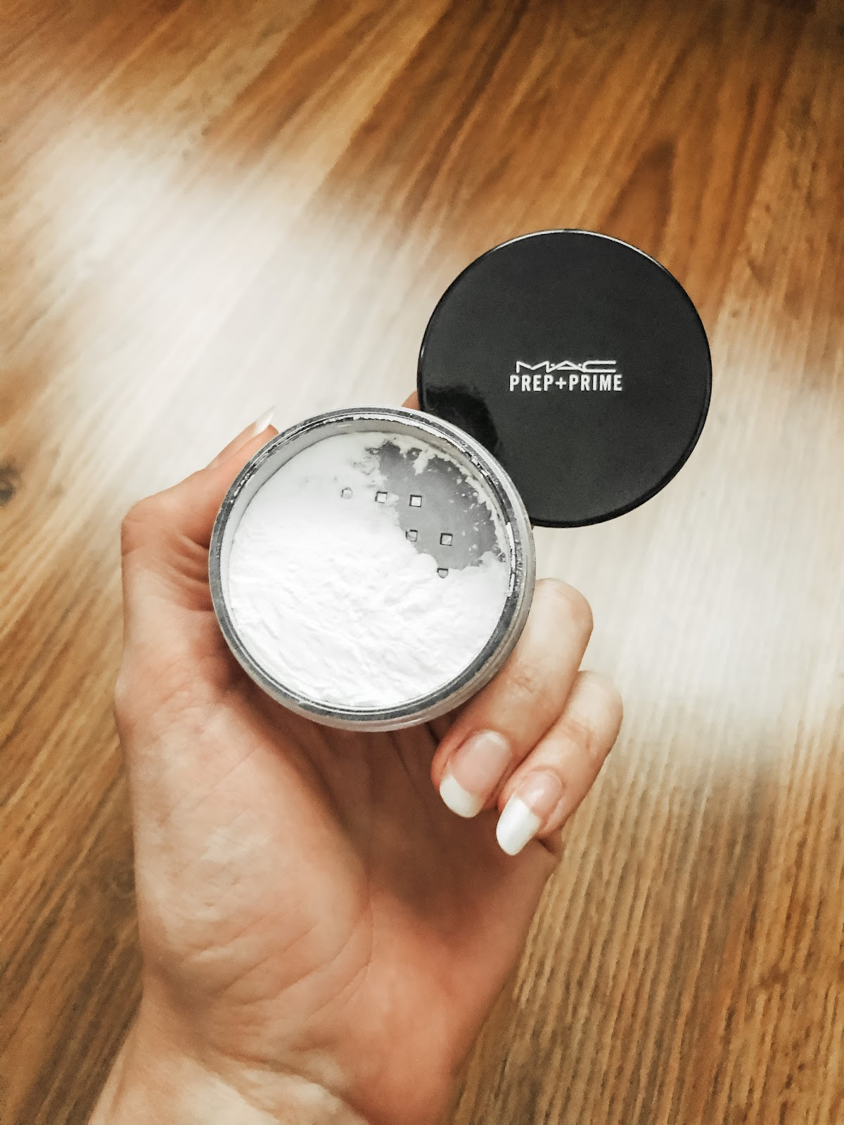 Setting makeup with translucent powder