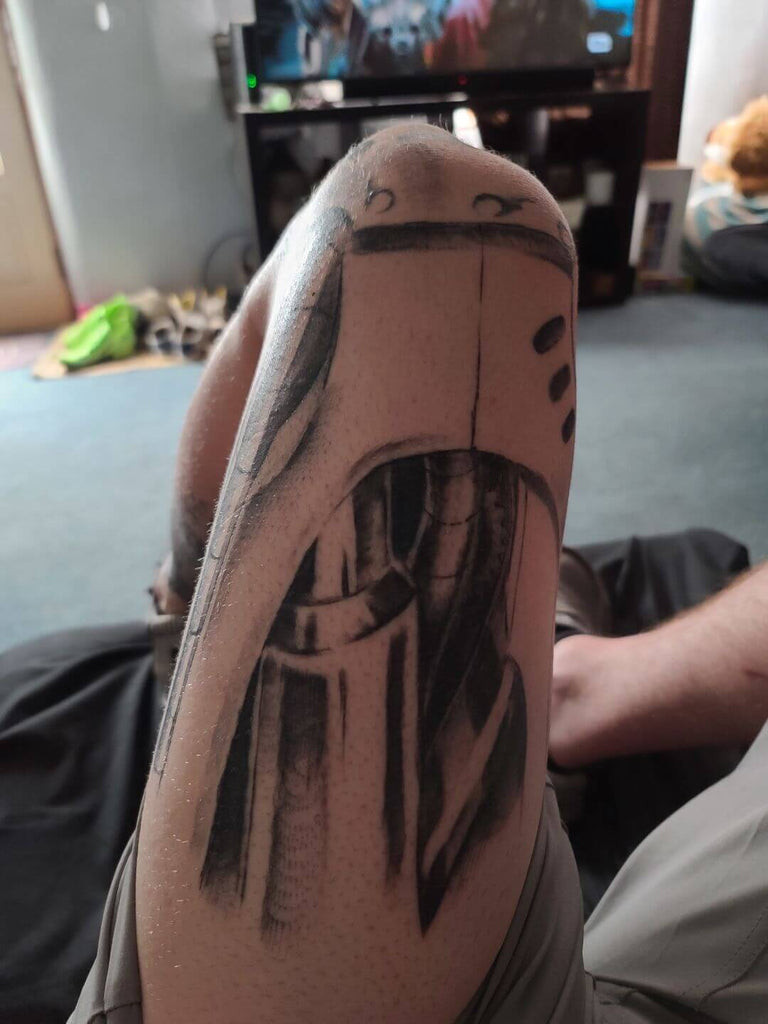Mechanical thigh tattoo extends down the leg, showcasing intricate engineering designs for a futuristic look