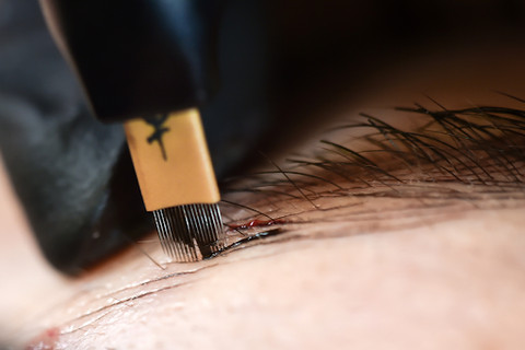 Achieve natural-looking eyebrows with feather tattoo technique