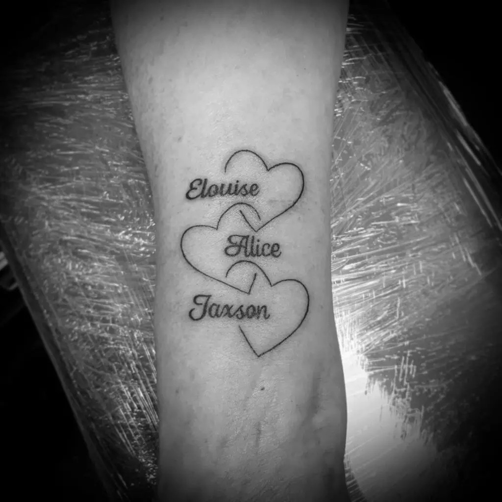 Interlocking hearts tattoo with names, symbolizing the inseparable bond between grandparent and grandchildren with elegance and sophistication