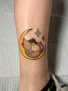 Tattoo apprentice practices tattooing on synthetic skin
