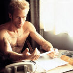 Guy Pearce in Memento, showcasing memory clues