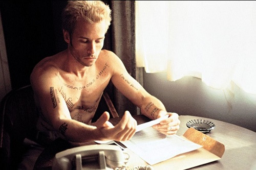 Guy Pearce in Memento, showcasing memory clues