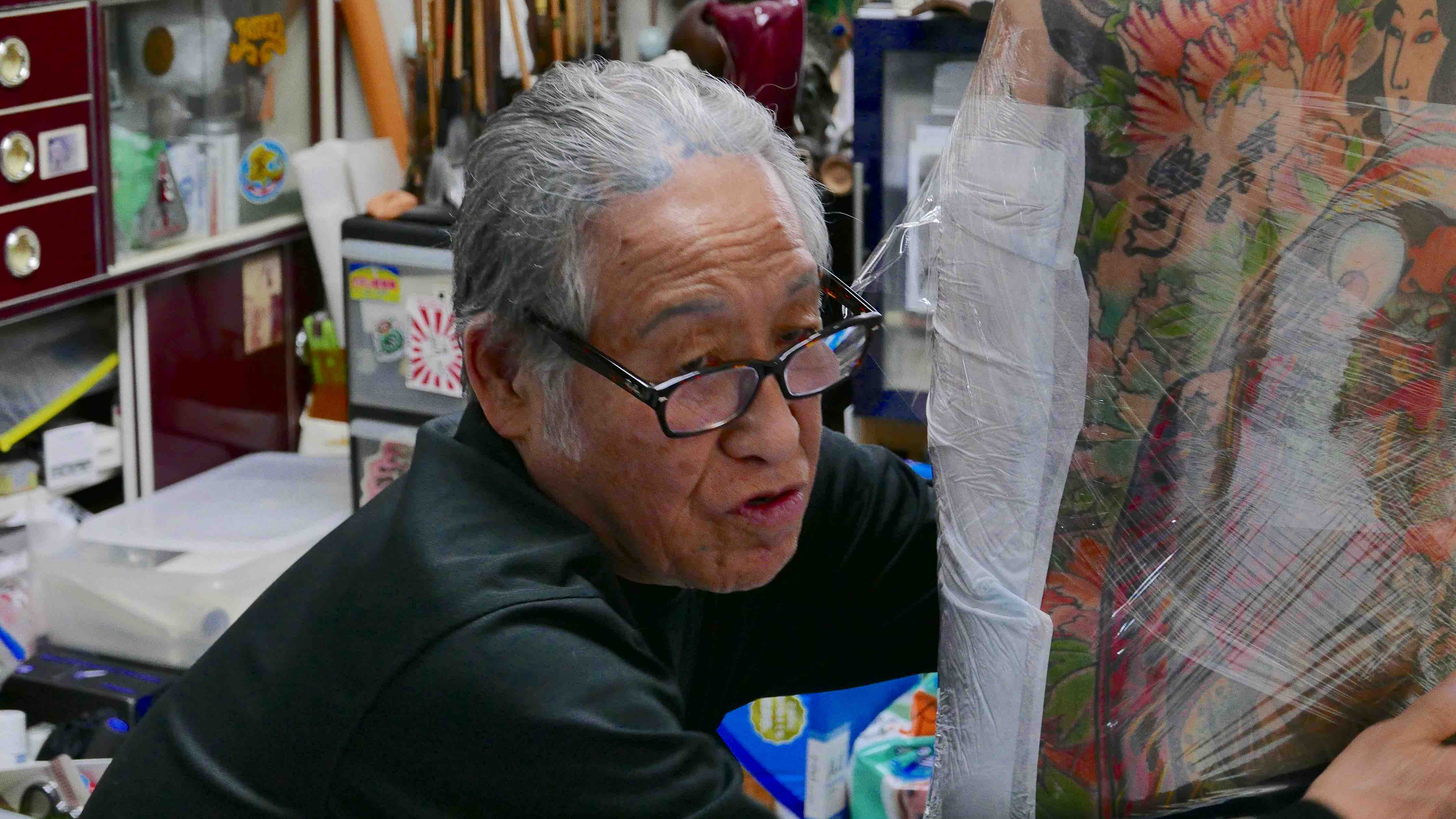 Horiyoshi wrapping the ribs of a client