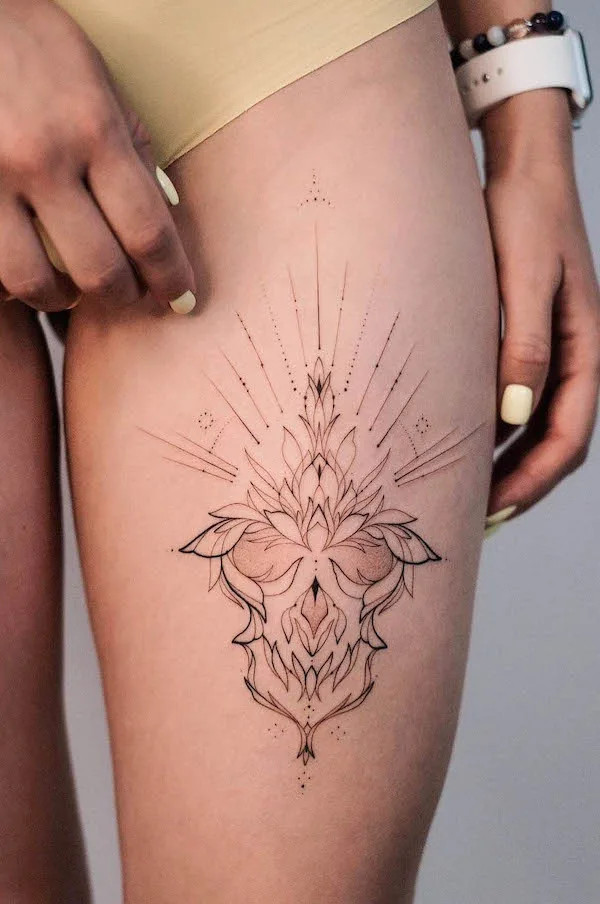 Abstract ornament tattoo on the thigh, by @flow.tts_, showcasing modern artistic flair