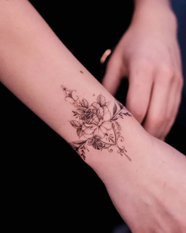 Elegant floral decorative bracelet tattoo by @tattoo_salva_