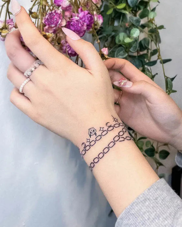 Unique cute chain bracelet tattoo by @poke.chewihyang