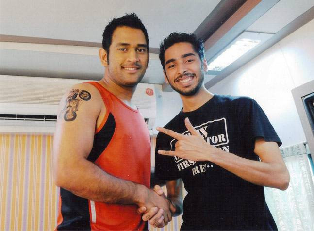 MS Dhoni displays a detailed tattoo artwork