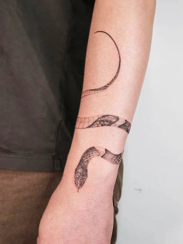 Striking snakes bracelet tattoo design by @choseung.tat_